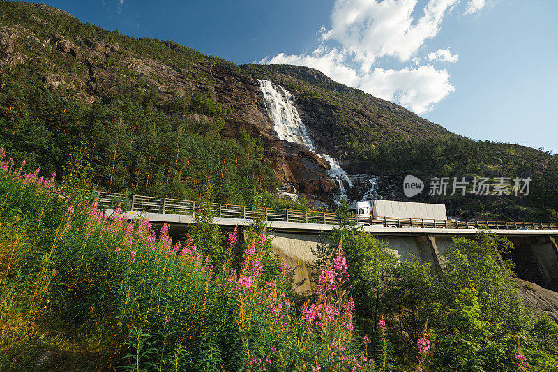 卡车行驶在挪威拉<s:1>特福森瀑布附近的道路上